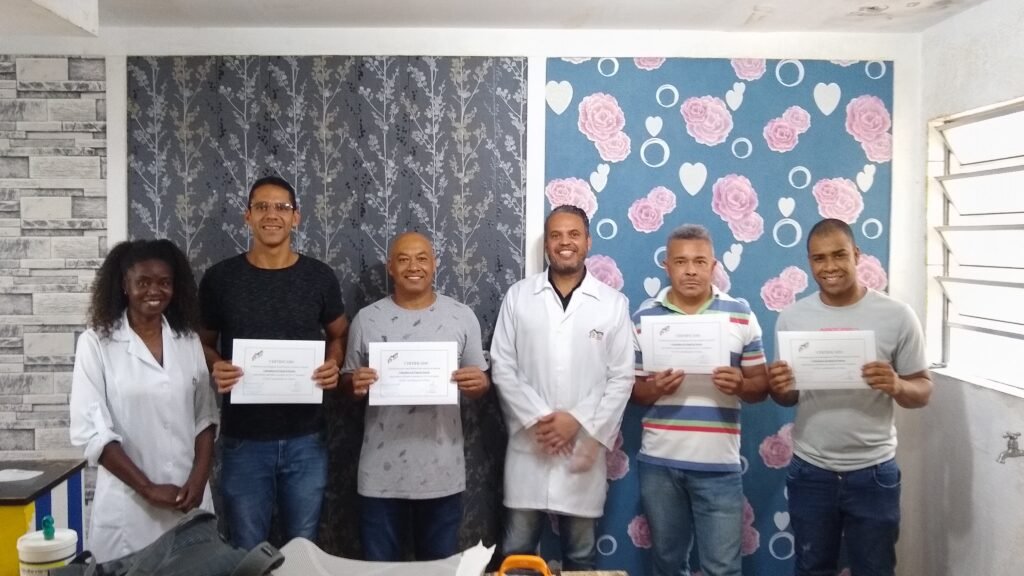 Transforme sua Habilidade em Lucro com o Melhor Curso de Instalação de Papel de Parede