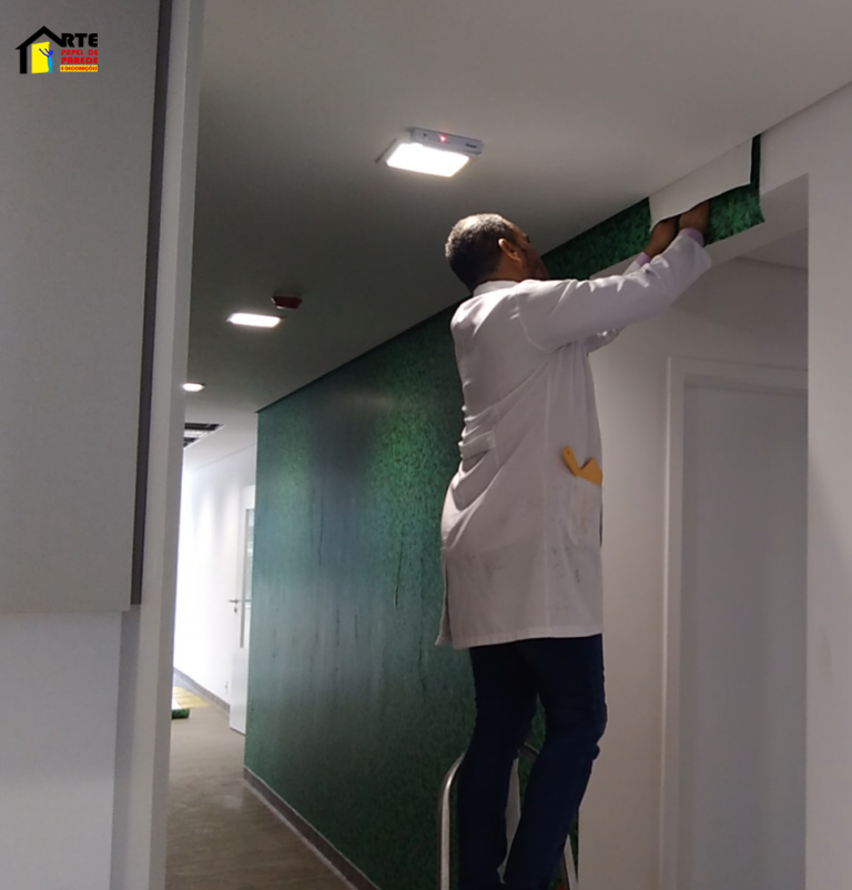 Home - Arte Papel de Parede, Curso de Instalação de Papel de Parede, Qual a média de preço para colocar papel de parede?,Curso de Instalação de Papel de Parede com o Mentor Freitas, Wallpaper Installation Course – In-Person and Online, Quanto ganha um instalador de papel de parede em 2026?, Curso Online de Instalação de Papel de Parede