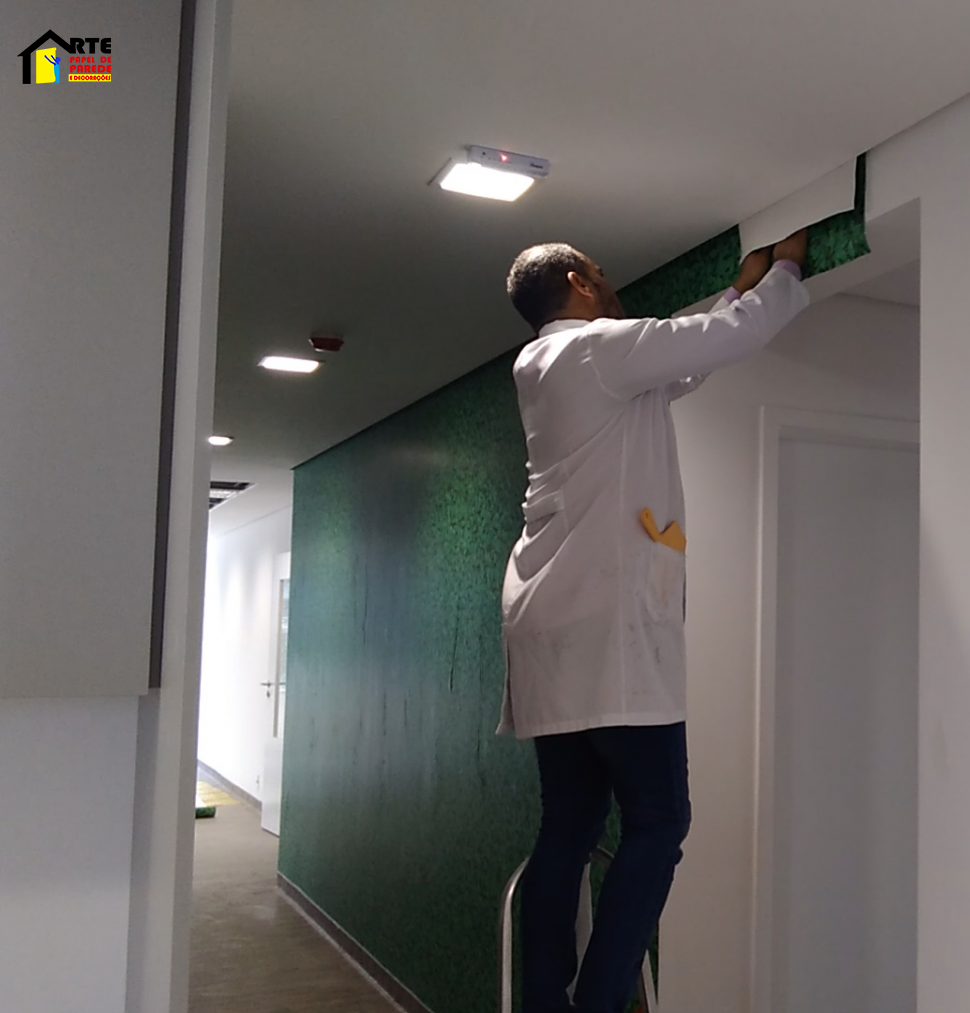 Home - Arte Papel de Parede, Curso de Instalação de Papel de Parede, Qual a média de preço para colocar papel de parede?,Curso de Instalação de Papel de Parede com o Mentor Freitas, Wallpaper Installation Course – In-Person and Online, Quanto ganha um instalador de papel de parede em 2026?, Curso Online de Instalação de Papel de Parede