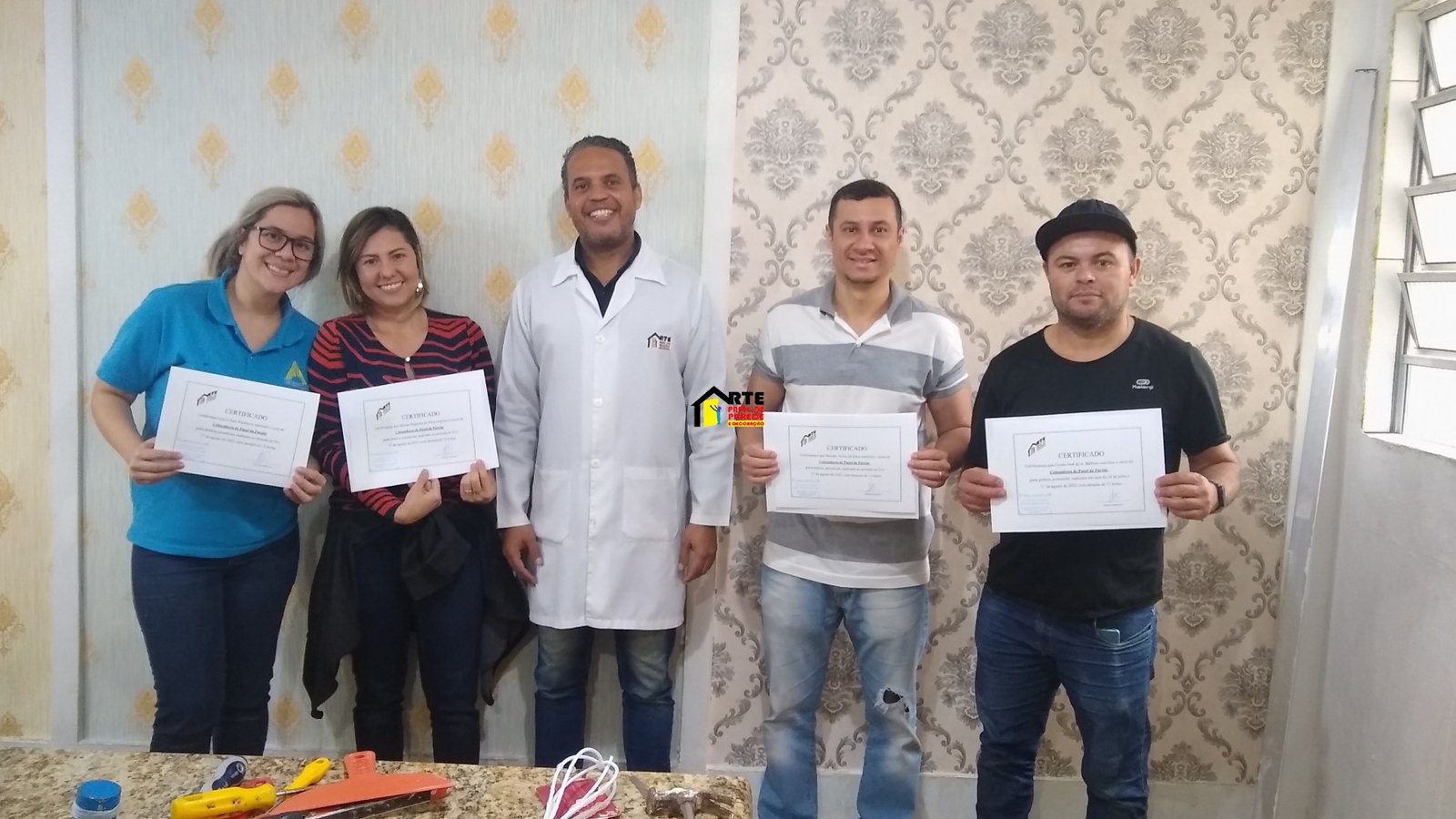 Instrutores qualificados curso de papel de parede